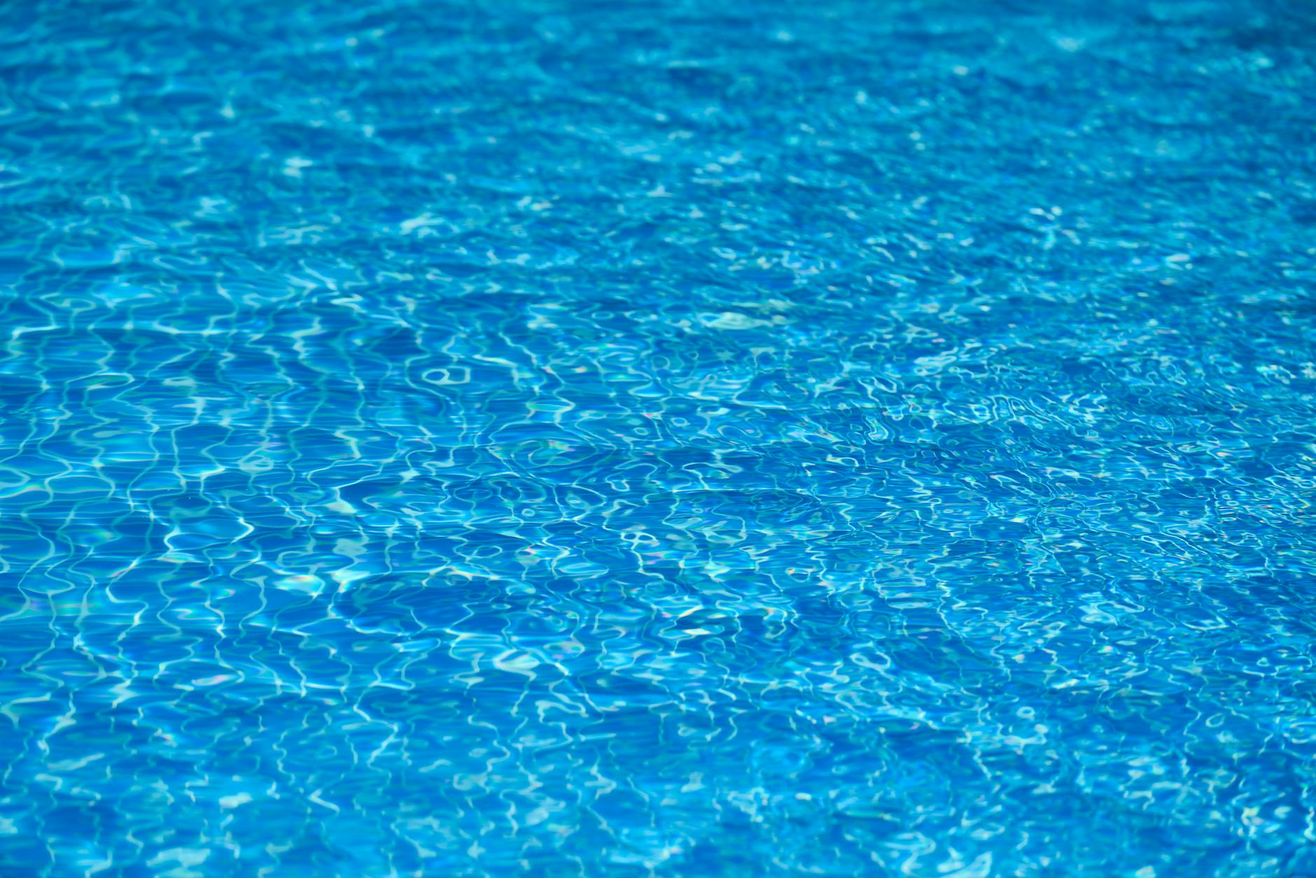 Piscine propre avec robot nettoyeur automatise